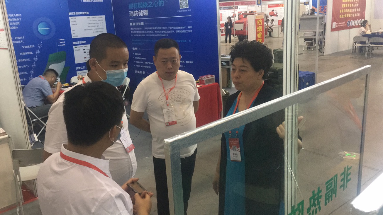 南京消防展會(huì)期間洪總與展會(huì)工作人員溝通場景